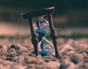 Time is Short aron-visuals-BXOXnQ26B7o-unsplash